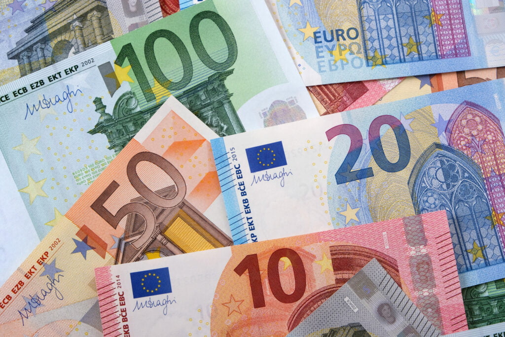 Euro Falls from Two-Week High Amid Profit-Taking